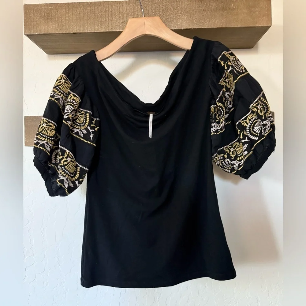Free People|Black floral embroidered puff sleeve top “Rock with it”, Bohemian•